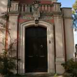 Di tutt�altro genere � invece la villa di fronte a quella del "supplente", sul cui cancello � inciso l�anno di edificazione: 1909. Lo stemma della famiglia Indelli, un grifo d�oro, � possibile ammirarlo sopra il possente portone in legno